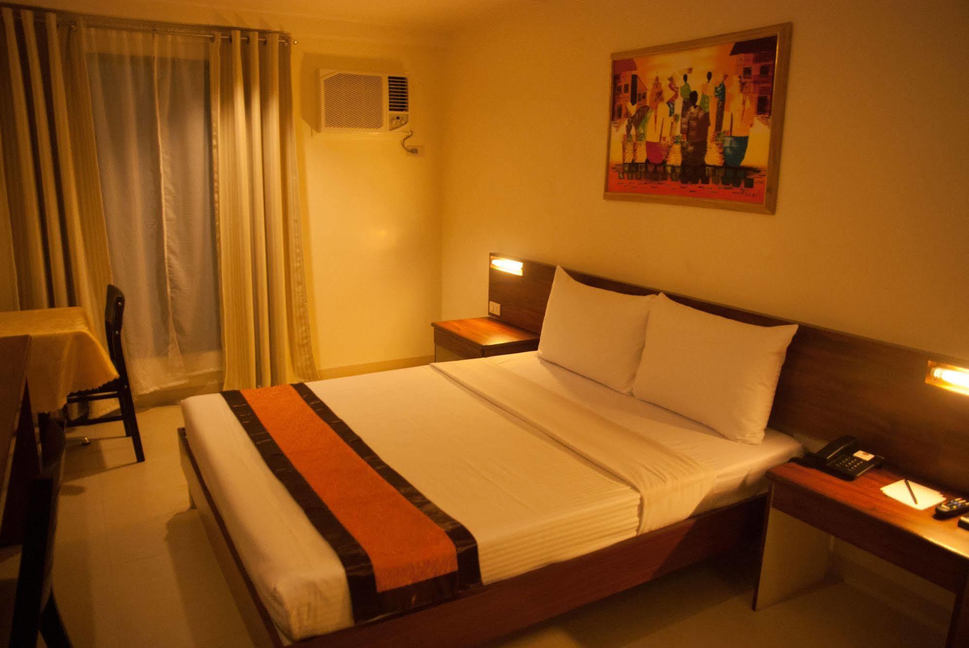 M Suites Hotel Makati City Exterior foto